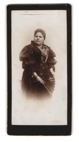 Fotografie unbekannter Fotograf und Ort, Korpulente Dame mit Fächer im Rüschenkleid