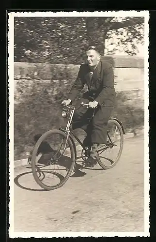Foto-AK Junger Mann mit hohem Tempo auf seinem Fahrrad unterwegs