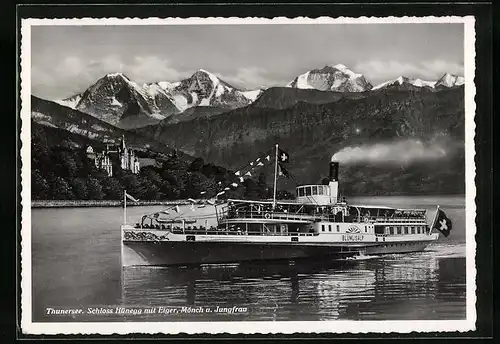 AK Dampfer Blümlisalp in Flaggengala auf dem Thunersee mit Schloss Hünegg, Eiger, Mönch und Jungfrau