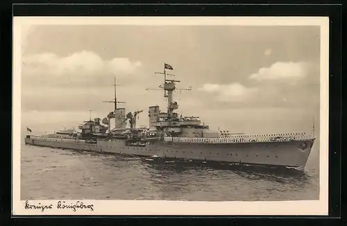 AK Kreuzer Königsberg der Kriegsmarine mit paradierender Mannschaft auf Deck