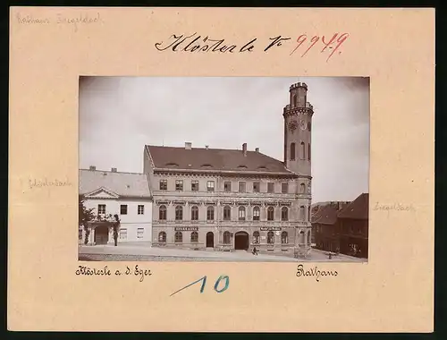 Fotografie Brück & Sohn Meissen, Ansicht Klösterle a. d. Eger, Rathaus mit Gasthof zum Rathaus, Sparkasse, Strassenfeger