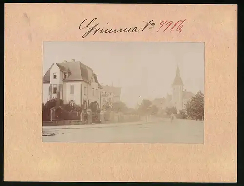 Fotografie Brück & Sohn Meissen, Ansicht Grimma i. Sa., Blick in die Bahnhofstrasse mit Wohnhaus und Kirche