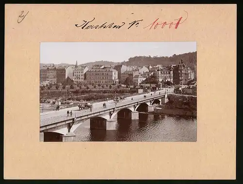 Fotografie Brück & Sohn Meissen, Ansicht Karlsbad, Blick über die Egerbrücke auf die Stadt, Reklameschilder