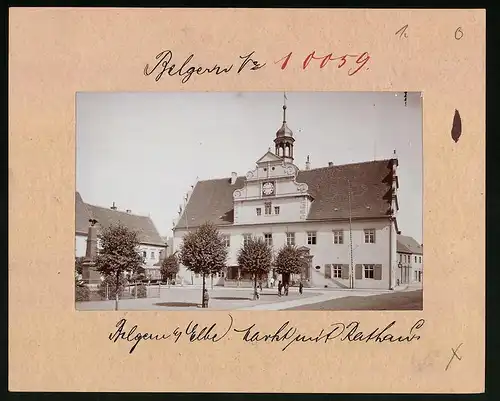 Fotografie Brück & Sohn Meissen, Ansicht Belgern a. Elbe, Marktplatz mit Rathaus und Kriegerdenkmal