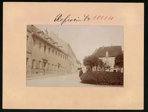 Fotografie Brück & Sohn Meissen, Ansicht Rosswein, Blick auf den Kirchplatz mit Kriegerdenkmal, Nonne mit Regenschirm
