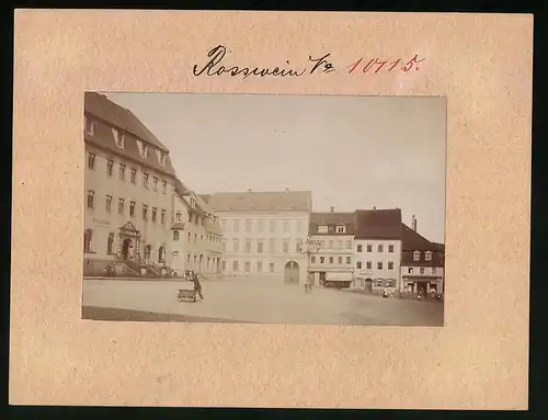 Fotografie Brück & Sohn Meissen, Ansicht Rosswein, Blick auf den Marktplatz mit Gasthaus Klosterkeller, Ortskrakenkasse