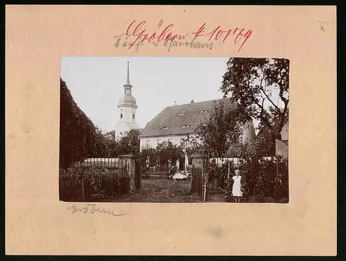 Fotografie Brück & Sohn Meissen, Ansicht Gröbern, Blick auf das Pfarrhaus mit Kirche, Gartenansicht, Weinreben