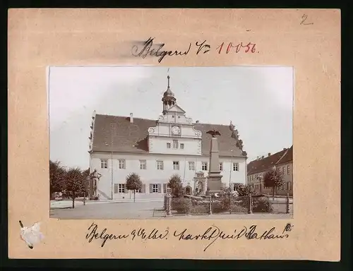Fotografie Brück & Sohn Meissen, Ansicht Belgern a. Elbe, Blick auf das Rathaus mit Kriegerdenkmal und Roland am Markt