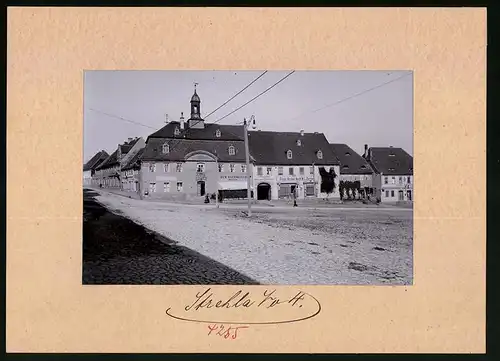 Fotografie Brück & Sohn Meissen, Ansicht Strehla a. Elbe, Schlossstrasse mit Markt, Gasthaus zum Ratskeller, Geschäfte