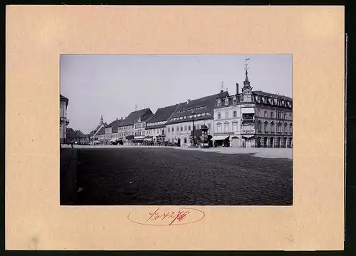 Fotografie Brück & Sohn Meissen, Ansicht Oschatz, Altmarkt, Wettersäule, Uhrenmacher Otto Bach, Gotel weisses Ross
