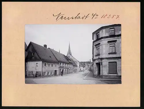 Fotografie Brück & Sohn Meissen, Ansicht Neustadt i. S., Dresdner Strasse mit Restaurant zur Garküche, Wursthandlung