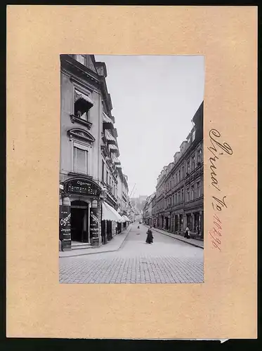 Fotografie Brück & Sohn Meissen, Ansicht Pirna a. Elbe, Blick in die Schmiedegasse mit Cigarrenhandlung Hermann Raue