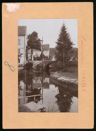 Fotografie Brück & Sohn Meissen, Ansicht Panschwitz-Kuckau, Partie am Klosterwasser mit Blick auf die Weinhandlung