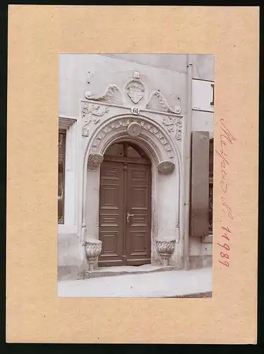 Fotografie Brück & Sohn Meissen, Ansicht Meissen i. Sa., Blick auf das Haustor in der Burgstrasse Nr. 9 (Wappen Krebs)