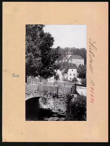 Fotografie Brück & Sohn Meissen, Ansicht Liebstadt i. Sa., alte Steinbrücke mit Blick in die Stadt