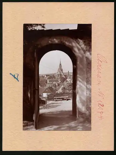 Fotografie Brück & Sohn Meissen, Ansicht Oederan, Blick durch einen Türbogen auf die Stadt