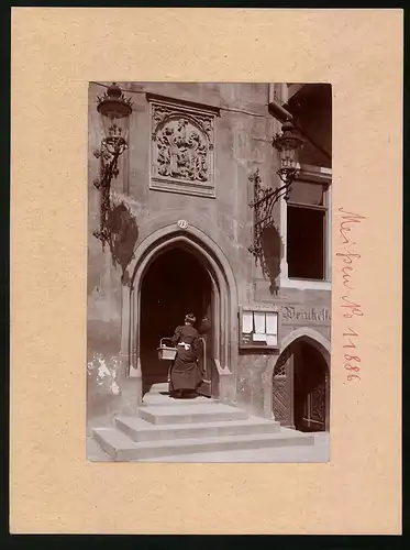 Fotografie Brück & Sohn Meissen, Ansicht Meissen i. Sa., Portal am Rathaus mit Weinkeller, Magd mit Weidenkorb