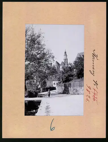 Fotografie Brück & Sohn Meissen, Ansicht Kamenz i. Sa., Blick auf die Hauptkirche im Herrental, Knabe steht Barfuss da