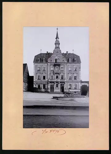 Fotografie Brück & Sohn Meissen, Ansicht Rabenau i. Sa., Rathaus mit Hotel Ratskeller, Brunnen