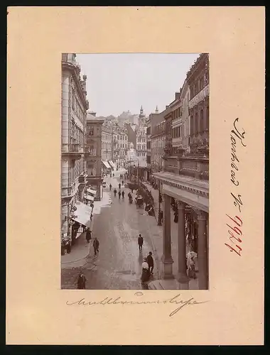 Fotografie Brück & Sohn Meissen, Ansicht Karlsbad, Strasse Mühlbrunnstrasse mit Geschäften Fritz Schneider, Adolf Rösler