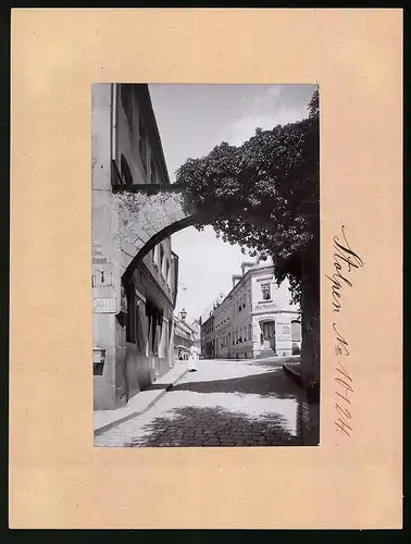 Fotografie Brück & Sohn Meissen, Ansicht Stolpen i. Sa., Blick durchs alte Tor auf Dresdner Strasse, Bäcker Max Wünsche