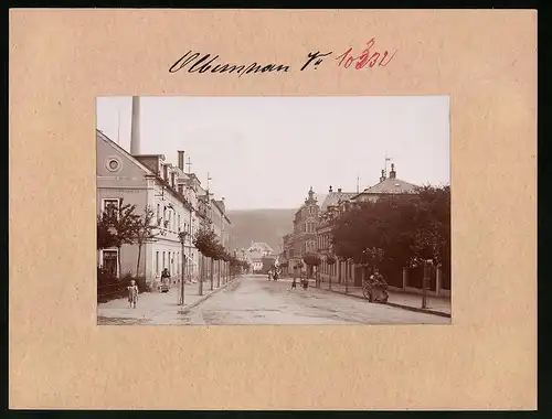 Fotografie Brück & Sohn Meissen, Ansicht Olbernhau i. Erzg., Blick in die Bahnhofstrasse, Messerschleifer mit Werkbank