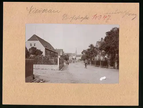 Fotografie Brück & Sohn Meissen, Ansicht Niederau Bez. Dresden, Dorfstrasse mit Wohnhäusern, Knabe auf Fahrrad