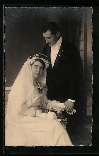 AK Junges Paar in Hochzeitskleidung mit Schleier