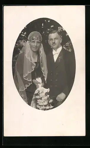 Foto-AK Junges Paar in Hochzeitskleidung mit Blumen