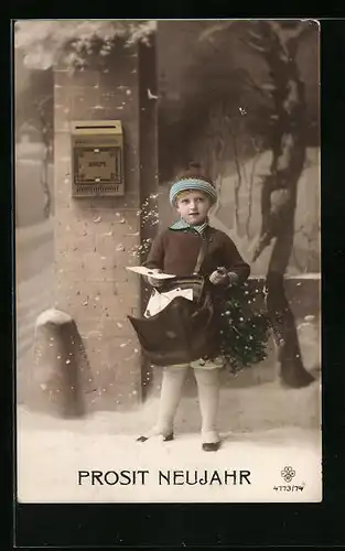 AK Junge mit Brief am Postkasten im Schnee, Neujahrsgruss