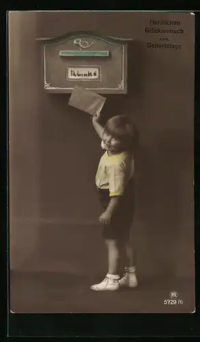AK Kleiner Junge mit Brief am Postkasten, Geburtstagsgruss