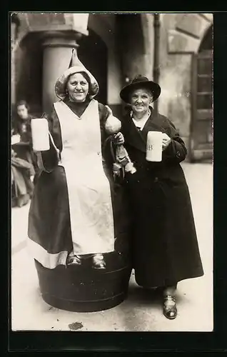 AK Münchner Kindl mit älterer Dame und Bierkrügen