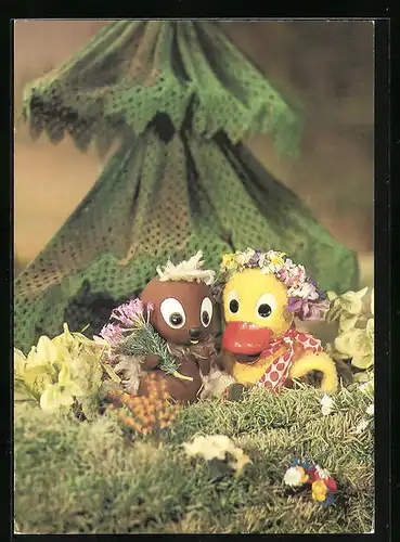 AK Pittiplatsch und Schnatterinchen mit Blumen unter einer Tanne im Wald