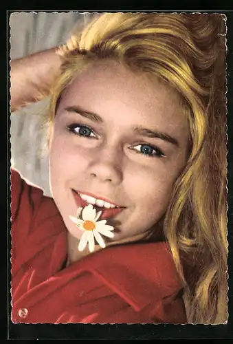 AK Schauspielerin Marion Michael mit Blume im Mund
