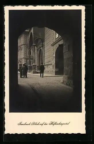 AK Innsbruck, Blick auf das Hofkirchenportal durch Tor