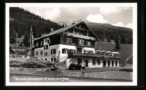 AK St. Anton am Arlberg, Berg-Hotel Mooserkreuz von der Strasse gesehen