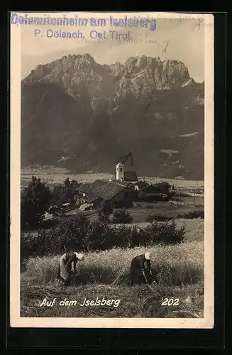 AK Dölsach /Iselsberg, Bauern bei der Ernte, Blick auf das Dorf