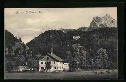AK Schluxen i. Tirol, Teilansicht des Ortes mit Bergen