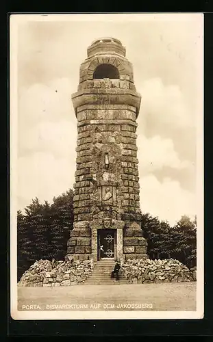 AK Porta Westfalica, Bismarckturm auf dem Jakobsberg mit Besucher