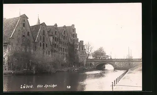 AK Lübeck, Alte Speicher mit Brücke