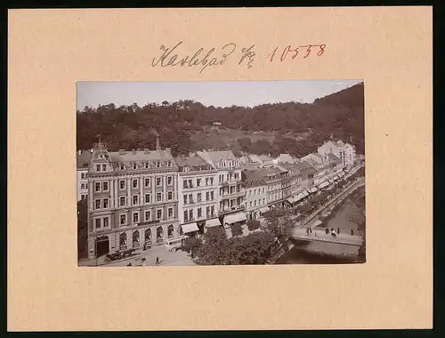 Fotografie Brück & Sohn Meissen, Ansicht Karlsbad, Egerstrasse mit Hotel Post & Ladenzeile