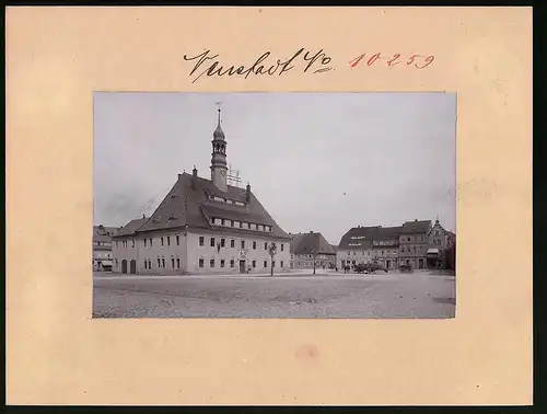 Fotografie Brück & Sohn Meissen, Ansicht Neustadt i. Sa., Marktplatz mit Rathaus, Restauration & Bäckerei
