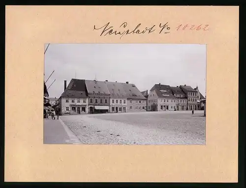 Fotografie Brück & Sohn Meissen, Ansicht Neustadt i. Sa., Marktplatz mit Milka Niederlage Otto Nitzschmann