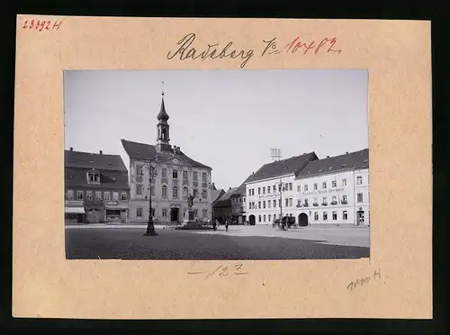 Fotografie Brück & Sohn Meissen, Ansicht Radeberg, Marktplatz mit Gasthof zur Stadt Dresden & Hotel zur Grünen Tanne