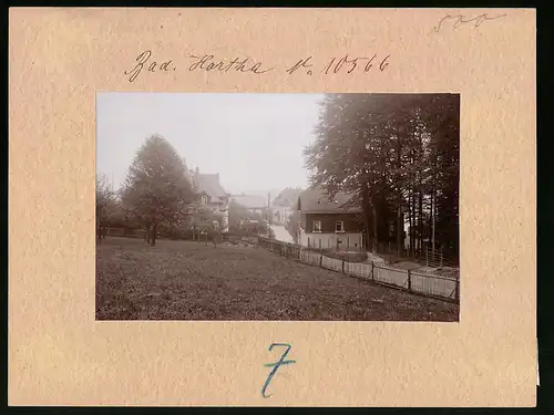 Fotografie Brück & Sohn Meissen, Ansicht Bad Hartha, Blick in eine Strasse