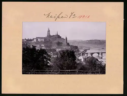 Fotografie Brück & Sohn Meissen, Ansicht Meissen i. Sa., Lastkähne im Elbhafen hinter der Brücke
