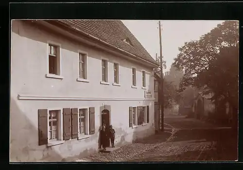 Foto-AK Pirkau, Gasthaus Grüne Linde, Inhaber E. Heilmann - Strassenansicht mit Mädchen und Knabe vor der Tür