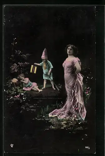 AK Junge Frau im Kleid mit Zwerg und kleinem Mädchen