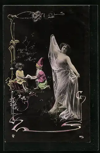 AK Junge Frau im Kleid mit Zwerg und kleinem Mädchen