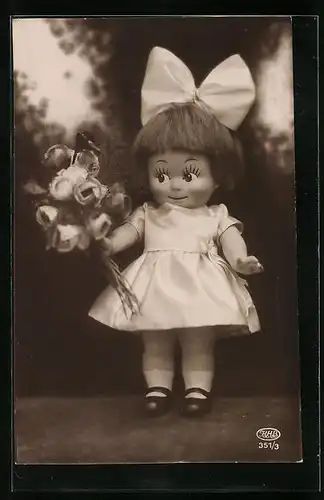AK Puppe im Kleid mit Schleife und Blumen